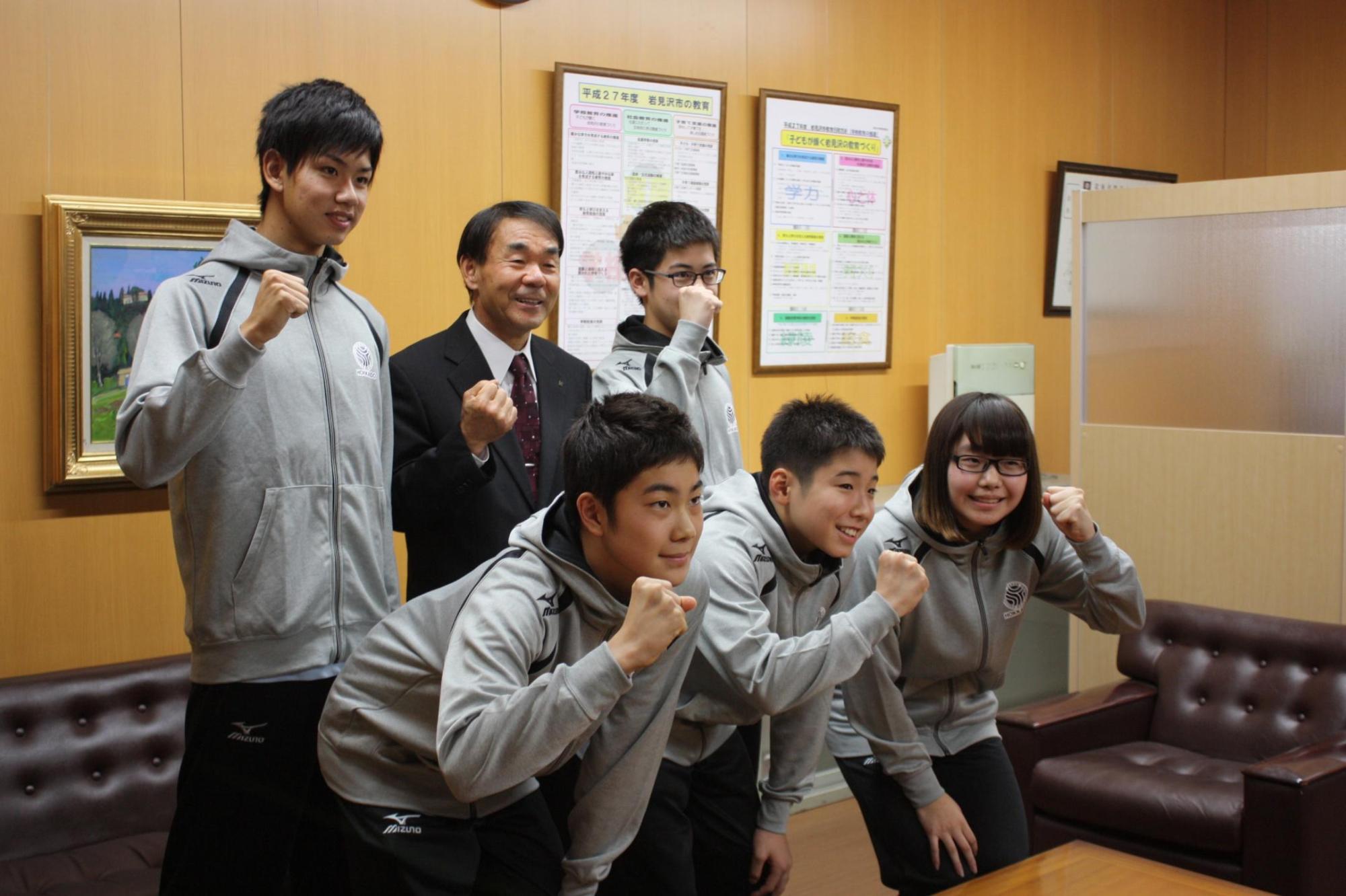 岩見沢市教育長を囲む井川 太陽さん、山下 俊哉さん、猪股 夕楓さん、石井 大智さん、笹谷 旺岐さんが映っている写真