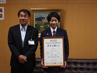賞状を両手で持っている中山 璃子さんと岩見沢市教育長が一緒に映っている写真
