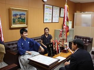 岩見沢市教育長を訪問し、ソファに座りながら話を聞いている様子の横田 彩青さんが映っている写真