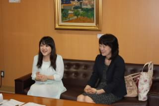 岩見沢市教育長と木村 友梨香さんが談笑している様子を撮影した写真
