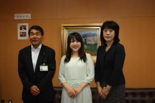木村 友梨香さん,制服を着た女の人と教育長が記念撮影をした写真。