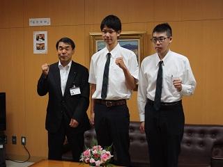 制服を着た2人と教育長が記念撮影をした写真。