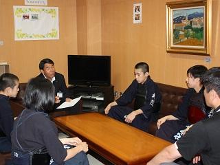 岩見沢市教育長と剣道服を着た子供数人と保護者たちが談笑している様子を撮影した写真