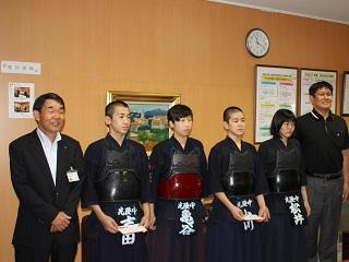 剣道服を着た子供4人、大人1人、教育長が記念撮影をした写真。
