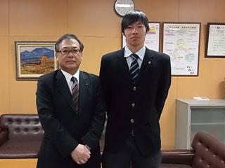 岩見沢市の教育長と菅野尚宏さんを撮影した写真