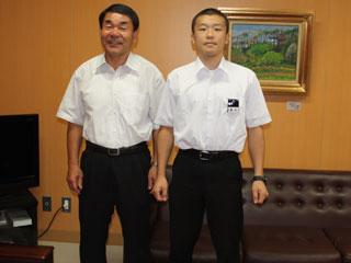 左からワイシャツを着た男性と、制服を着た男子生徒が並んでいる写真