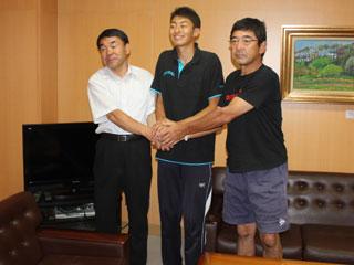 左からワイシャツを着た男性と、制服を着た男子生徒と、その右に男性が並んでいる写真