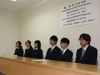 左から制服を着た3人の女子生徒と3人の男子生徒が並んで座っている写真