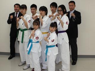 全日本少年少女空手道選手権大会に出場する選手のみなさん集合写真
