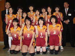 市長、教育長と岩見沢志文ファルコンズ女子のみなさんとの集合写真