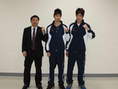 右から、ユニフォームを着た2人の男子生徒と、スーツを着た男性が立って並んでいる写真