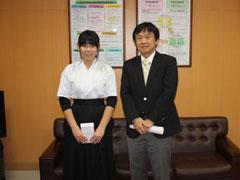 弓道着の高校生とスーツの男性の教育長が並んで立っている写真