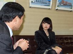 ソファに座る杉目さんと教育長の横姿が写っている写真