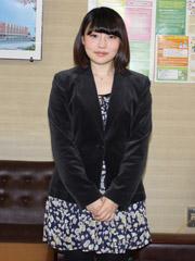 緊張したような顔つきで写る杉目さんの写真