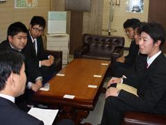 岩見沢青年団体協議会のメンバー5人が教育長を訪問している写真