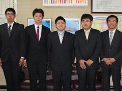 岩見沢青年団体協議会にメンバー5人が横一列に並んでいる集合写真