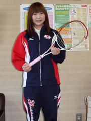 テニスラケットを胸に掲げて記念撮影をする藤原加織選手の写真