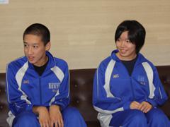 二人並んで椅子に座り話を聞く杉山友輝選手と松本藍選手の写真