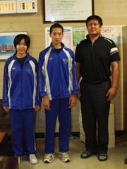 並んで立ち、記念撮影をする杉山友樹選手と松本藍選手の写真