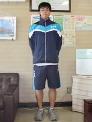 手を後ろで組み記念撮影をする鈴木天理選手
