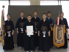 剣道着を着た学生たちが賞状を掲げている写真