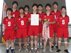 赤いユニフォームを着た学生たちが賞状を掲げている写真