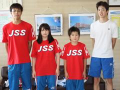 赤いユニフォームを着た学生たちが立っている写真