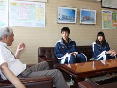 教育長を表敬訪問する全国高校水泳大会出場の高校3年生の男女2人の写真