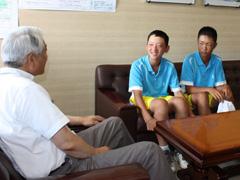 教育長を表敬訪問する全国小学生ソフトテニス大会出場の男子小学生2人の写真