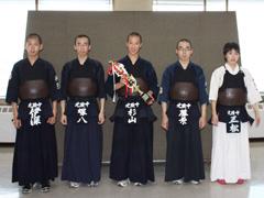 トロフィーをてにもつ男子4人女子一人の光陵中剣道部の写真