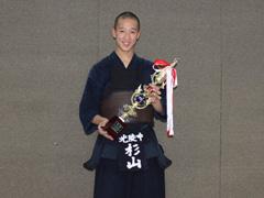 全道剣道大会で優勝しトロフィーを手に持つ男性の写真