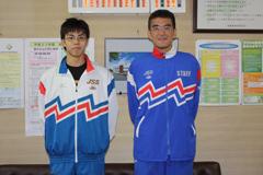 白いジャージ姿の選手と青いジャージ姿の男性のツーショット写真