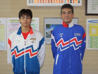 白いジャージの選手と青いジャージの男性のツーショット写真