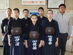 剣道着を着た児童たちと男性が立っている写真