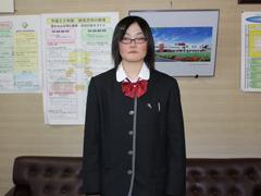 制服姿の女子選手が1人で写っている写真