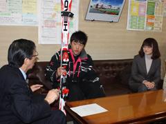 スキー板を持った中学生とお母さんが教育長を訪問している写真