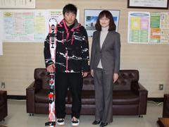スキー板にスキーウェア姿の中学生とその右にお母さんが一緒に写っている写真