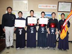 黒い胴衣の剣道部員5名とその左に黒いジャケットの男性が写っている写真