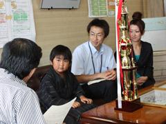 教育長の話を座って聞く小学生生徒の写真