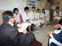 柔道着姿の高校生達が教育長と対談している写真