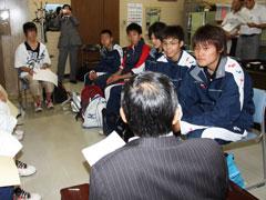 室内でジャージ姿の高校生達が教育長と対談している写真