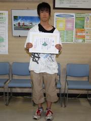 白い私服姿の囲碁部高校生が賞状を両手で持って撮影されている写真