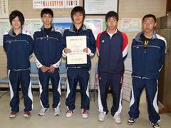 ジャージ姿の陸上部高校生達4人が賞状を両手で持って撮影されている写真