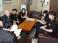 室内で黒Tシャツ姿の高校生と顧問達が教育長と対談している写真