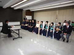 小学生と中学生の剣道代表選手らが一列に並んで教育長を訪問している写真