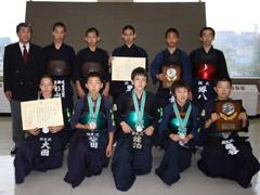 前側に小学生の剣道代表、後ろ側に中学生の剣道代表と教育長が写っている写真