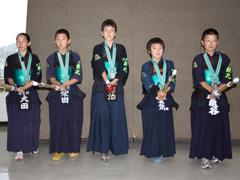 小学生の剣道代表5人が写っている写真