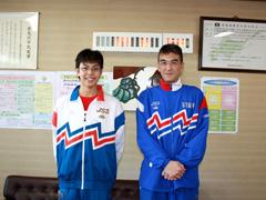 白いジャージの選手と青いジャージの男性が一緒に写っている写真