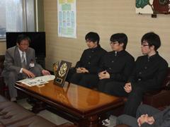 制服姿の高校生3名と教育長が談笑している写真