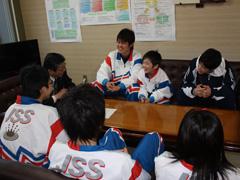 JSS岩見沢のユニフォームを着て教育長に報告するジュニアオリンピック夏季水泳大会に出場するメンバーたちの写真